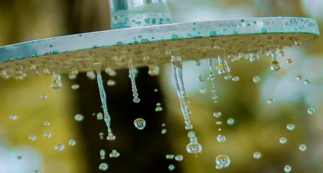 Quel est l&rsquo;impact de l’eau calcaire sur vos cheveux ?